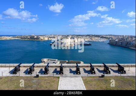 Die Saluting Batterie in Valletta, Malta mit Blick auf die 3 Städte. Stockfoto