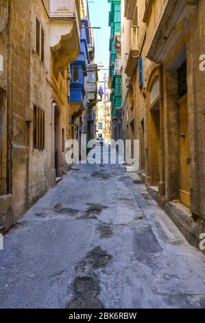 Schmale Straße in der Hauptstadt Valletta in Malta. Stockfoto