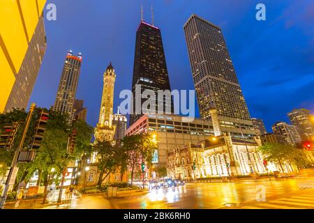 Blick auf John Hancock Center und den Water Tower in der Abenddämmerung, Chicago, Illinois, USA, Nordamerika Stockfoto