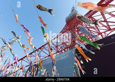 2. Mai 2020, Tokio, Japan: 333 Koinobori (Karpfenförmige Windsäcke oder Luftschlangen) für den Kindertag vor dem Tokyo Tower, inmitten der Coronavirus-Pandemie (COVID-19). In diesem Jahr schloss der Tokyo Tower seine Türen (ab dem 8. April) als Reaktion auf den von der japanischen Regierung ausgemeldeten Ausnahmezustand. In Japan findet der Kindertag jährlich am 5. Mai während der Goldenen Woche statt, um gesundes Wachstum und Wohlbefinden der Kinder zu feiern. Quelle: ZUMA Press, Inc./Alamy Live News Stockfoto