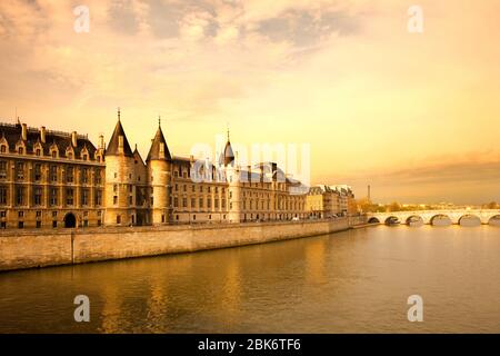 Die Conciergerie am Justizpalast und die Pont Neuf-Brücke über die seine, Ile de la Cite, Paris, Frankreich Stockfoto