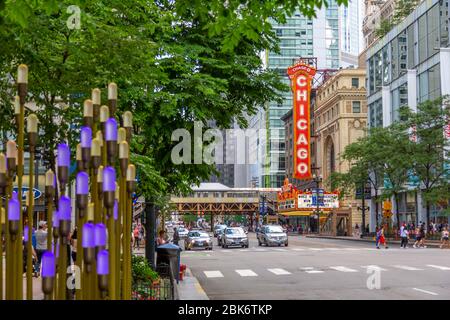 Blick auf den Chicago Theater und Verkehr auf North State Street, Chicago, Illinois, Vereinigte Staaten von Amerika, Nordamerika Stockfoto