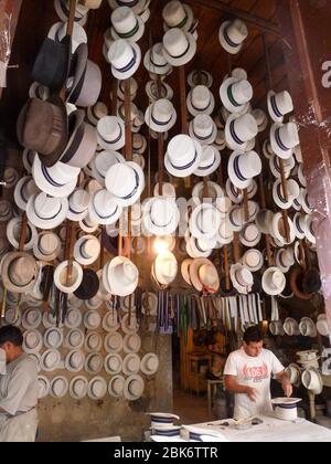 Traditionelle weiße und braune Hüte in Cuenca, Ecuador Stockfoto