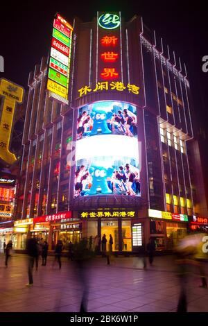 Shanghai, Huangpu District, China - Neon Schilder an der Nanjing Road, einer Bürgermeister-Einkaufsstraße in der Innenstadt. Stockfoto