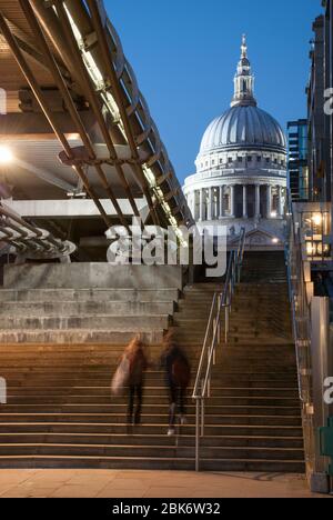 Dämmerung Dunkle Nacht Fluss Themse Stadt London Skyline Stadtbild Ikonen St. Pauls Cathedral Dome Millennium Bridge Norman Foster Sir Christopher Wren Stockfoto