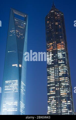 Pudong, Shanghai, China, Asien - Blick auf den SWFC, Shanghai World Financial Center links und Jinmao Tower rechts. Stockfoto