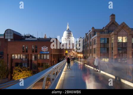 City of London School Night Millennium Bridge Lights Dark Night Walk Movement St Pauls Cathedral, London, SE1 von Sir Christopher Wren Norman Foster Stockfoto