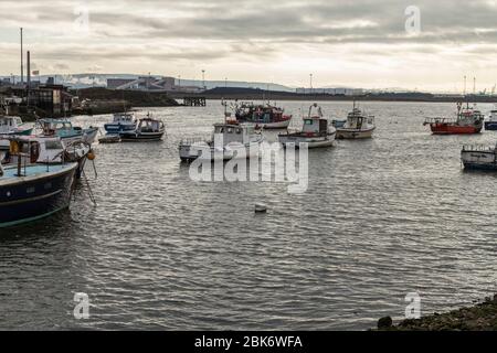 Ein Blick von Paddys Hole, Redcar, England, Großbritannien, zeigt die vermoorten Boote und den industriellen Hintergrund Stockfoto