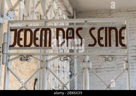 Eingangstor zum KZ Buchenwald mit dem historischen Schriftzug: Jeweils für sich Stockfoto