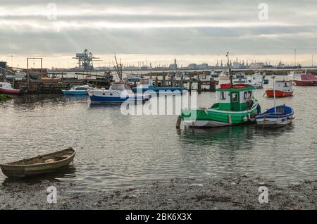 Ein Blick von Paddys Hole, Redcar, England, Großbritannien, zeigt die vermoorten Boote und den industriellen Hintergrund Stockfoto