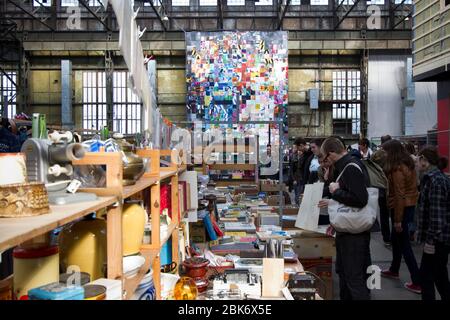 Leute einkaufen auf dem Flohmarkt IJ-Hallen, Amsterdam Noord, NDSM Gegend Stockfoto