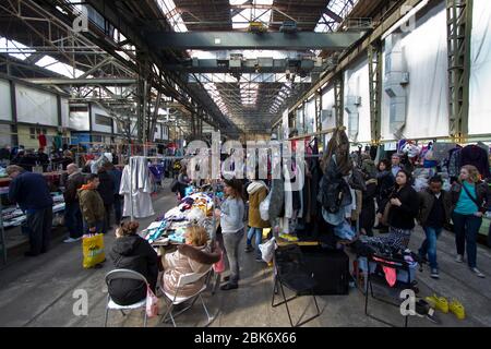 Leute einkaufen auf dem Flohmarkt IJ-Hallen, Amsterdam Noord, NDSM Gegend Stockfoto