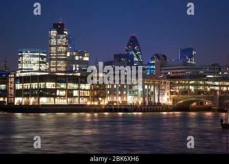 Southwark Bridge Winzer Place Gherkin NatWest Tower Thames Court Building City of London Skyline bei Nacht Dunkle Dämmerung Blaue Stunde Stockfoto