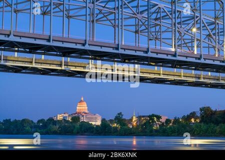 Jefferson City, Missouri, USA Blick auf die Innenstadt auf den Missouri River mit dem State Capitol in der Dämmerung. Stockfoto