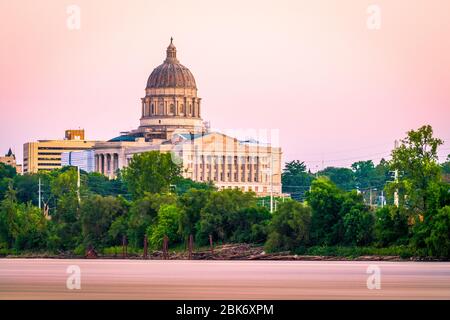 Jefferson City, Missouri, USA Blick auf die Innenstadt auf den Missouri River mit dem State Capitol in der Dämmerung. Stockfoto