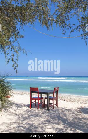 Stühle und Tische am Strand, gili trawangan Insel, Bali, Indonesien. Stockfoto