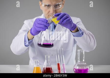 Wissenschaftler, die im Labor mit Reaktionsröhrchen arbeiten und wissenschaftliche Experimente durchführen Stockfoto