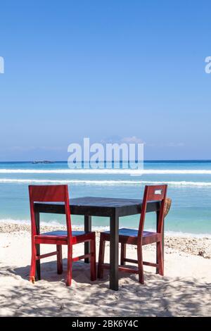 Stühle und Tische am Strand, gili trawangan Insel, Bali, Indonesien. Stockfoto