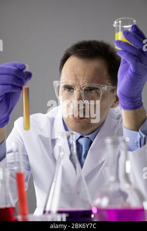 Wissenschaftler, die im Labor mit Reagenzglas Kolben arbeiten, Durchführung von wissenschaftlichen Experimenten Stockfoto