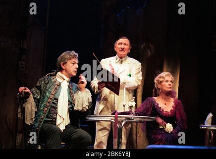 l-r: Peter Egan (Casanova), Leslie Phillips (Gutman), Susannah York (Marguerite Gautier) in CAMINO REAL von Tennessee Williams Royal Shakespeare Company (RSC), Swan Theatre, Stratford-upon-Avon, England 27/02/1997 Design: Yolanda Sonnabend Beleuchtung: Peter Mumford Regie: Steven Pimlott Stockfoto