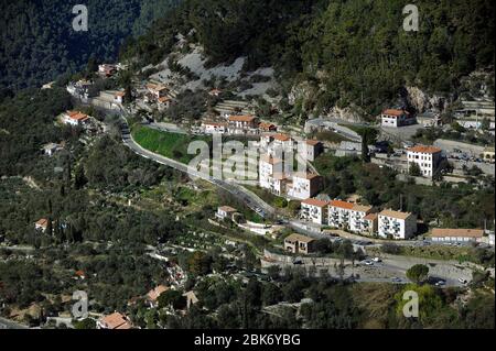 Dorf Peille im französischen Departement Alpes Maritimes Blick aus den Höhen Stockfoto