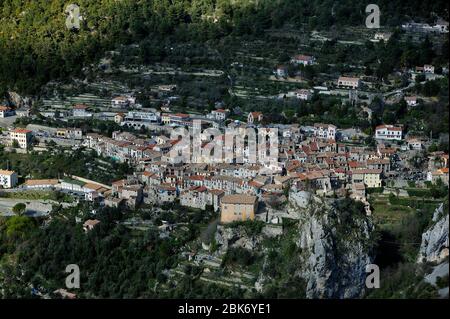 Dorf Peille im französischen Departement Alpes Maritimes Blick aus den Höhen Stockfoto