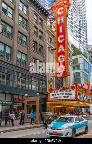 Blick auf den Chicago Theater und Verkehr auf North State Street, Chicago, Illinois, Vereinigte Staaten von Amerika, Nordamerika Stockfoto