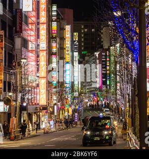 Shinjuku Straßen bei Nacht, Tokio, Japan Stockfoto