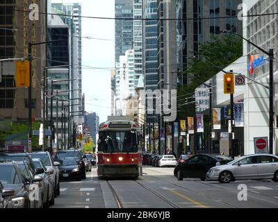 Toronto King Street Streetscape. Innenstadt Finanz-und Bürobereich mit Bürotürmen und Bankgebäude. Helle Sommertag in Kanada. Reisekonzept Stockfoto
