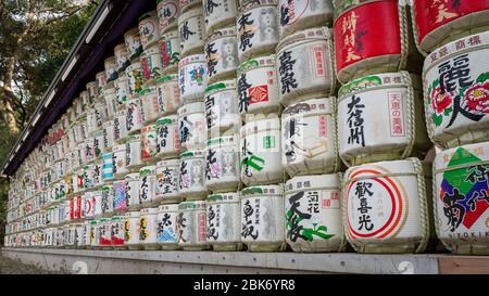 Sake-Fässer in Stroh, Meiji-Schrein, Tokio, Japan Stockfoto