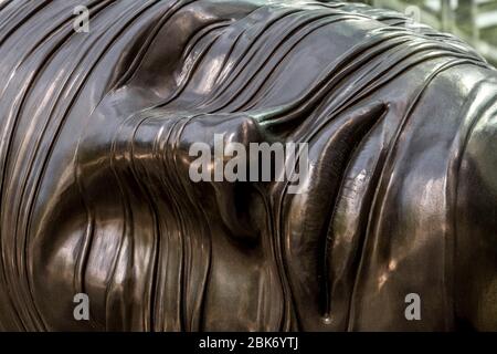 Skulptur eines verbandeten Kopfes von Igor Mitoraj 'Testa Addormentata' (1983), Canary Wharf, London, Großbritannien Stockfoto