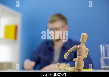 Konzentrieren Sie sich auf Dummy. Künstler arbeitet an Skizzen, zeichnet Bleistift menschliche Figur Stockfoto
