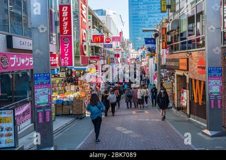 Takeshita Straße voll mit Menschen, Tokio, Japan Stockfoto