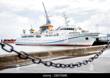 Cuxhaven, Deutschland. Mai 2020. Das Fährschiff "Helgoland" für Ausflüge auf die Tiefseeinsel Helgoland liegt im Hafen an einem Kai. Die Maßnahmen zur Eindämmung des Coronavirus beeinträchtigen den Niedersächsischen Tourismus massiv. Kredit: Hauke-Christian Dittrich/dpa/Alamy Live News Stockfoto