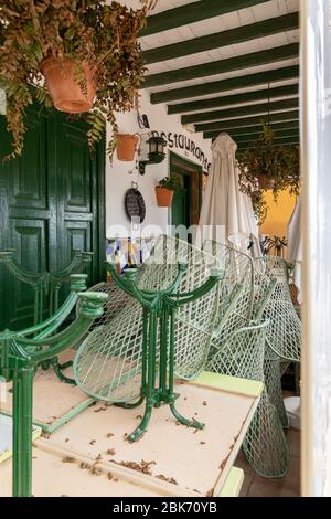 Restaurant Terrassenmöbel stapelten sich in La Caleta während der covid 19 Sperrung in der touristischen Ferienort-Bereich von Costa Adeje, Teneriffa, Kanarische Inseln, S Stockfoto