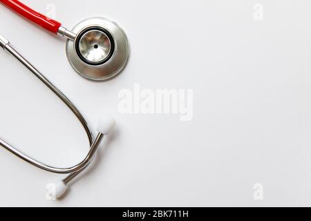 Nahaufnahme des roten Stethoskops - medizinisches Diagnosegerät für Auskultation (Hören) der Töne, die vom Herzen, von Blutgefäßen, von Lungen, von Bronchien, von innen kommen Stockfoto