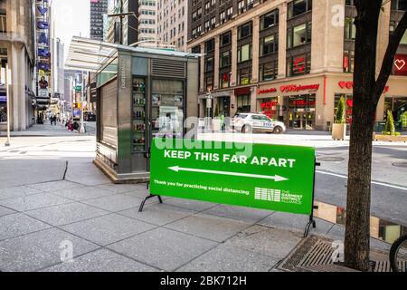 New York City, New York, USA - 20. April 2020: Blick auf die leere Straße in Manhattan mit Schild Warnung, um soziale Distanz während der Covid-19 Coro zu halten Stockfoto