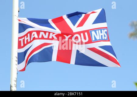 Easingwold, North Yorkshire, Großbritannien. Mai 2020. Coronavirus - Danke NHS Flagge auf dem Marktplatz in der Nähe des Old Town Hall in Easingwold , North Yorkshire, 2. Mai 2020, Credit Matt Pennington Credit: Matt Pennington/Alamy Live News Stockfoto