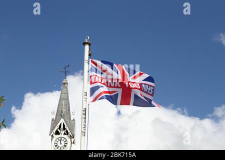 Easingwold, North Yorkshire, Großbritannien. Mai 2020. Coronavirus - Danke NHS Flagge auf dem Marktplatz in der Nähe des Old Town Hall in Easingwold , North Yorkshire, 2. Mai 2020, Credit Matt Pennington Credit: Matt Pennington/Alamy Live News Stockfoto