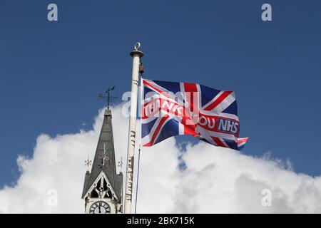 Easingwold, North Yorkshire, Großbritannien. Mai 2020. Coronavirus - Danke NHS Flagge auf dem Marktplatz in der Nähe des Old Town Hall in Easingwold , North Yorkshire, 2. Mai 2020, Credit Matt Pennington Credit: Matt Pennington/Alamy Live News Stockfoto