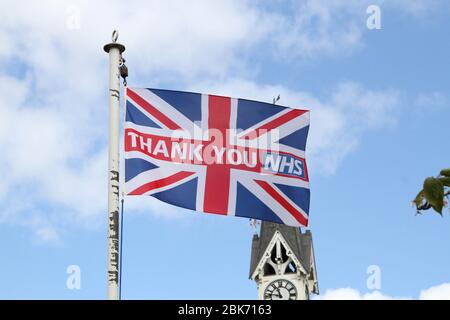 Easingwold, North Yorkshire, Großbritannien. Mai 2020. Coronavirus - Danke NHS Flagge auf dem Marktplatz in der Nähe des Old Town Hall in Easingwold , North Yorkshire, 2. Mai 2020, Credit Matt Pennington Credit: Matt Pennington/Alamy Live News Stockfoto