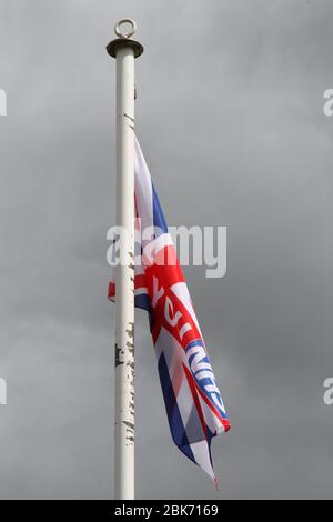 Easingwold, North Yorkshire, Großbritannien. Mai 2020. Coronavirus - Danke NHS Flagge auf dem Marktplatz in der Nähe des Old Town Hall in Easingwold , North Yorkshire, 2. Mai 2020, Credit Matt Pennington Credit: Matt Pennington/Alamy Live News Stockfoto