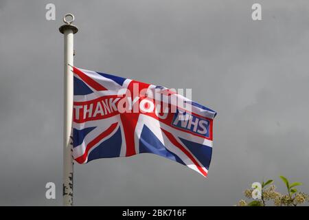 Easingwold, North Yorkshire, Großbritannien. Mai 2020. Coronavirus - Danke NHS Flagge auf dem Marktplatz in der Nähe des Old Town Hall in Easingwold , North Yorkshire, 2. Mai 2020, Credit Matt Pennington Credit: Matt Pennington/Alamy Live News Stockfoto