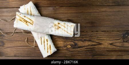 Zwei Chiken Rollen auf einem dunklen Holztisch Ansicht Kopie platzieren Stockfoto