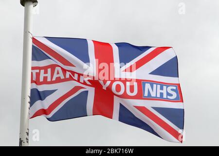 Easingwold, North Yorkshire, Großbritannien. Mai 2020. Coronavirus - Danke NHS Flagge auf dem Marktplatz in der Nähe des Old Town Hall in Easingwold , North Yorkshire, 2. Mai 2020, Credit Matt Pennington Credit: Matt Pennington/Alamy Live News Stockfoto