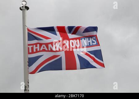 Easingwold, North Yorkshire, Großbritannien. Mai 2020. Coronavirus - Danke NHS Flagge auf dem Marktplatz in der Nähe des Old Town Hall in Easingwold , North Yorkshire, 2. Mai 2020, Credit Matt Pennington Credit: Matt Pennington/Alamy Live News Stockfoto