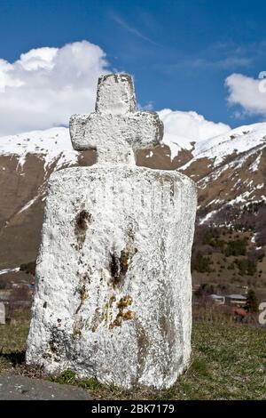 Ein altes geschnitztes Kreuz im Kazbegi Nationalpark, Georgien. Stockfoto