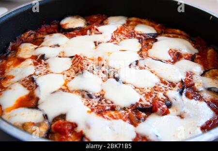 Parmigiana Auberginen auf Backform. Italienisches Rezept mit gegrillten Auberginen, Tomatensauce, Mozzarella, Parmigiano, Basilikum, Olivenöl. Gesund Leben Stockfoto