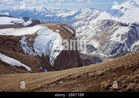 Blick vom Kreuzpass (2397m) auf RusslandCGeorgia Friendship Monument im hohen Kaukasus, Georgien. Stockfoto