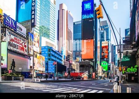 NEW YORK CITY - 19. APRIL 2020: Blick auf die leere Straße am Times Square, NYC in Manhattan während der Sperrung der Coronavirus-Pandemie Covid-19. Stockfoto